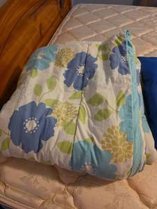 lot 307 image: Sleep Cell Sleeping Bag and Floral Comforter (86in x 92in)