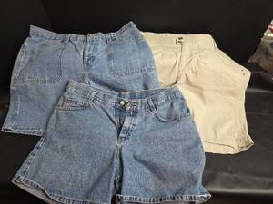 lot 321 image: Womens Shorts Size 14 Denim and Khaki