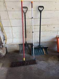 lot 509 image: Snow Shovels, Push Brooms, and Handle Extender