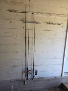 lot 512 image: 3 Fishing Rods and 2 Reel