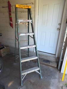 lot 520 image: Werner 6 ft. Fiberglass Step Ladder 250 lbs. Load Capacity Type I Model 6006