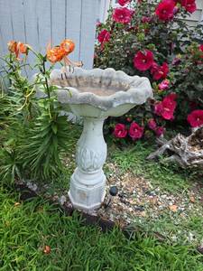 lot 527 image: Pedestal Bird Bath
