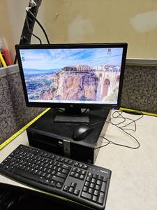 lot 1001 image: HP RP5 Retail Desktop Computer System with Monitor