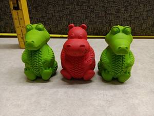 lot 2009 image: Frog Figurine Set 3 Pieces Green Red Molded Rubber