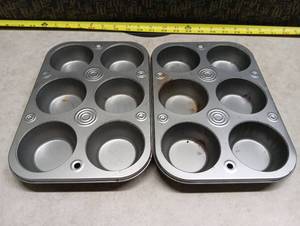 lot 2032 image: 6-Cup Muffin Pan Lot of 2