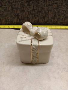 lot 2033 image: Ceramic Unchained Melody Present Music Box