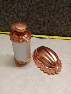 lot 2039 image: Cake Frosting Dispenser
