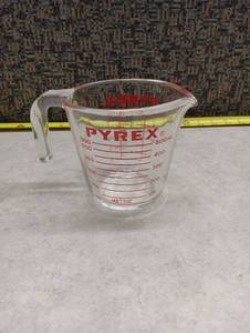 lot 2064 image: Pyrex 500mL Measuring Cup with Metric and Imperial Scales