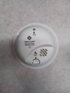 lot 2093 image: First Alert Smoke and Carbon Monoxide Alarm