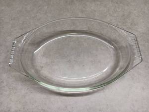 lot 2103 image: Pyrex 9.5 x 13 inch Oval Glass Baking Dish