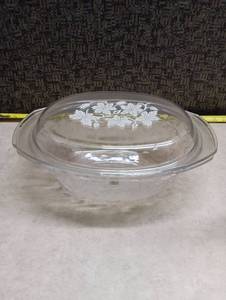 lot 2107 image: Glass Casserole Dish with Lid Floral Daisy Design 9x13