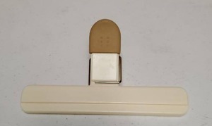 lot 17782 image: 1 Pack Chip Bag Clips, Large Bags Clip for Food Storage, Snack Clips for Chips and Other Food Bags, Plastic Heavy Duty Sealing Clip for Home, Office and More, Beige - Retail $5