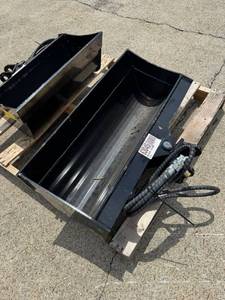 lot 63045 image: Captok Tilting Excavator Bucket Mini Attachment 32 inch
