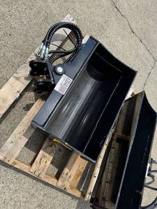 lot 66056 image: Captok Tilting Excavator Bucket Mini Attachment 24 inch