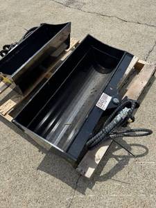 lot 67053 image: Captok Tilting Excavator Bucket Mini Attachment 32 inch  (GEN-CA-TIEXBU32-32)