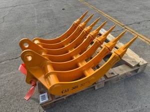 lot 67076 image: CAT 305 Excavator Rake with Teeth 32 inch (CK-ERT-32)