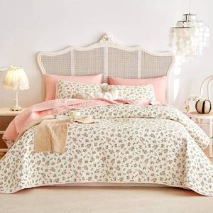 lot 301585 image: Wake In Cloud - Floral Quilt, Coquette Cottagecore Shabby Chic Flower Pattern for Women Teen Girls, Reversible Lightweight Bedspread Coverlet, Peach Blush, QueenFull Size