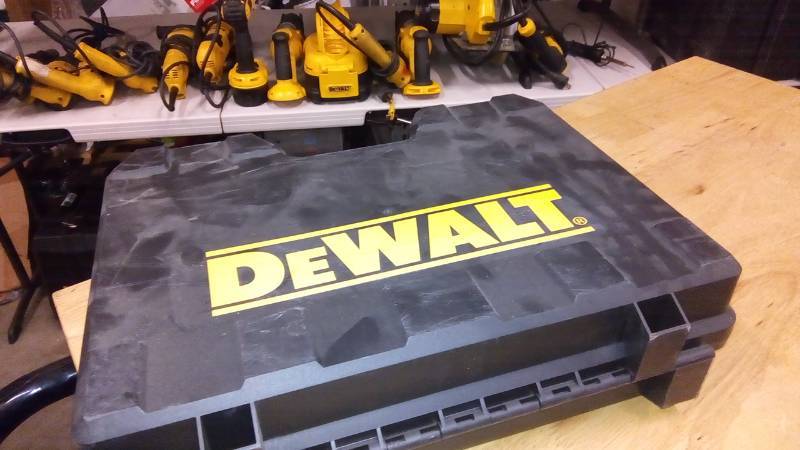lot 3838 image: 18V 12 (13MM) CORDLESS COMPACT DRILLDRIVER KIT