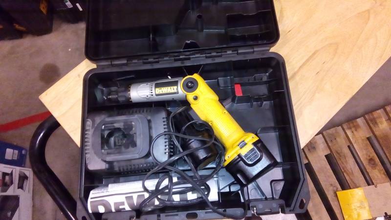 lot 3840 image: 14 (6MM) 7.2V CORDLESS TWO-POSITION SCREWDRIVER KIT