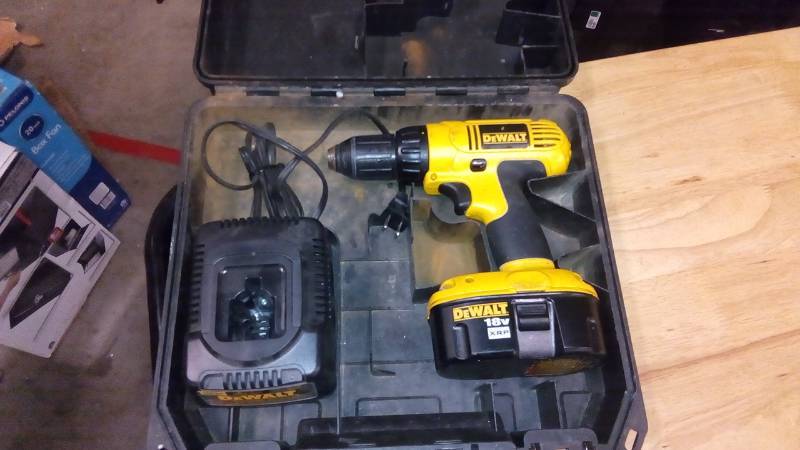 lot 3841 image: 18V 12 (13MM) CORDLESS COMPACT DRILLDRIVER KIT