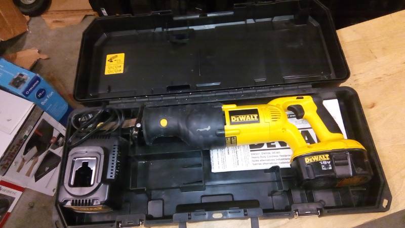 lot 3843 image: 18V CORDLESS RECIPROCATING SAW KIT