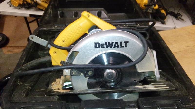 lot 3845 image: 15 Amp 7-14 in. Lightweight Circular Saw