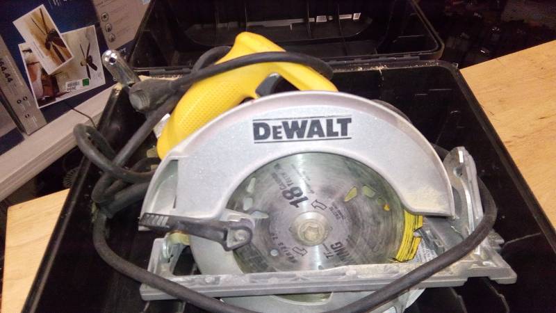 lot 3846 image: DEWALT Compact Circular Saw  7 14in., 15 Amp