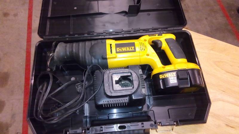 lot 3848 image: 18V CORDLESS RECIPROCATING SAW KIT