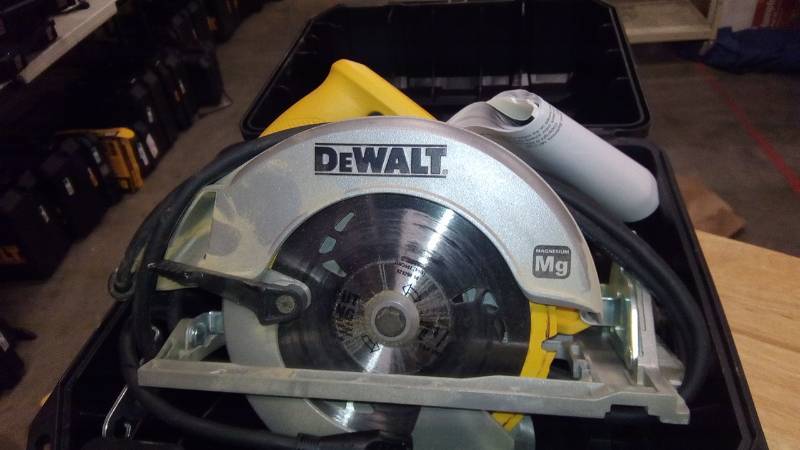 lot 3850 image: DEWALT 15 Amp 7-14 in. Lightweight Circular Saw
