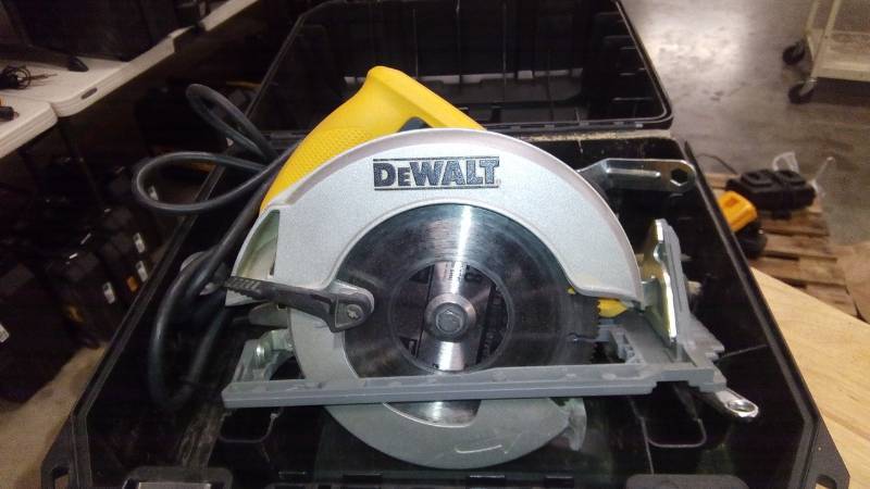 lot 3851 image: DEWALT 15 Amp 7-14 in. Lightweight Circular Saw