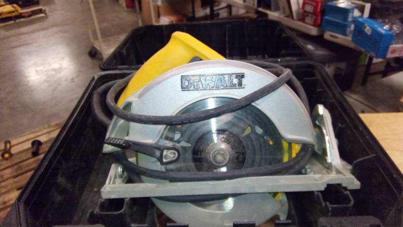 lot 3852 image: DEWALT 15 Amp 7-14 in. Lightweight Circular Saw