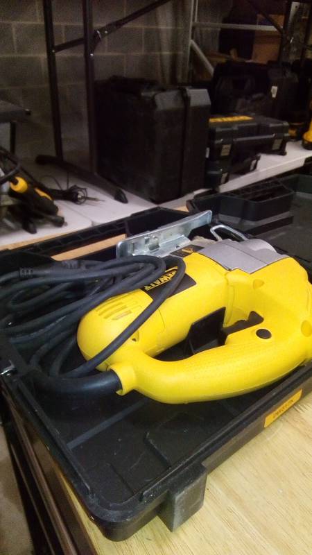 lot 3853 image: DEWALT DW317K 5.5 Amp Top Handle Jig Saw Kit
