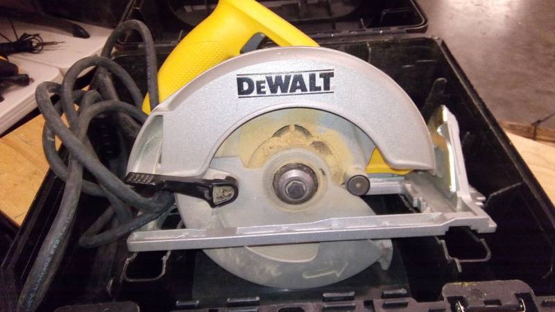 lot 3856 image: DEWALT DW368K 7-14-inch Lightweight Circular Saw Kit