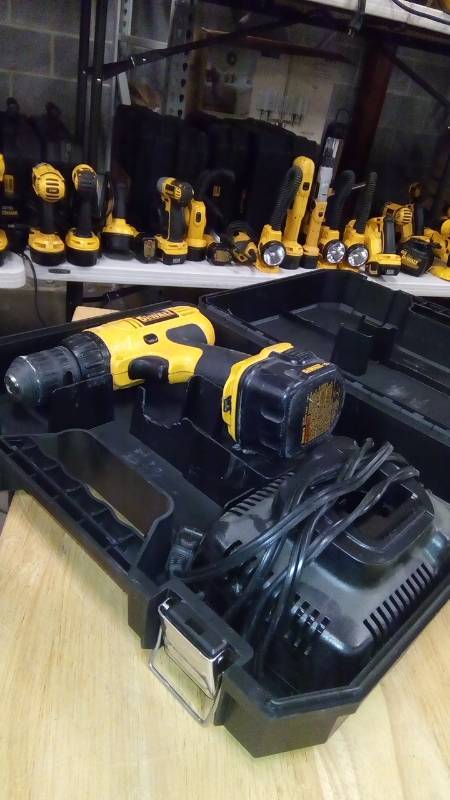 lot 3860 image: 18V 12 (13MM) CORDLESS COMPACT DRILLDRIVER KIT