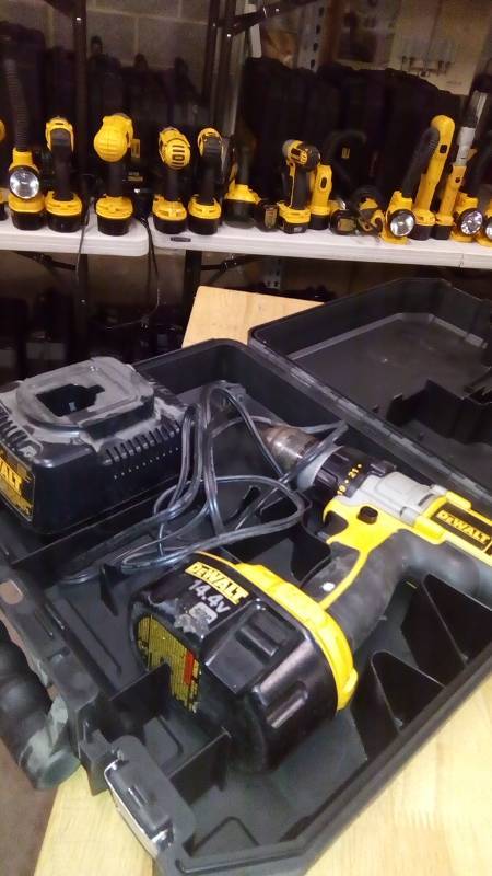 lot 3861 image: 18V 12 (13MM) CORDLESS COMPACT DRILLDRIVER KIT