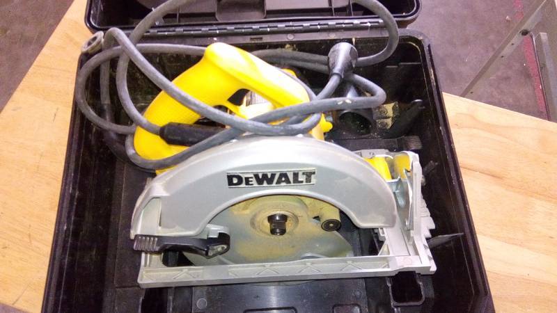 lot 3863 image: DEWALT DW368K 7-14-inch Lightweight Circular Saw Kit