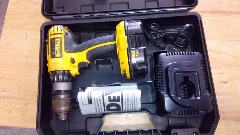 lot 3867 image: 18V 12 (13MM) CORDLESS COMPACT DRILLDRIVER KIT