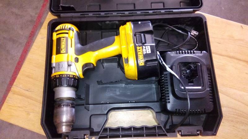 lot 3868 image: 18V 12 (13MM) CORDLESS COMPACT DRILLDRIVER KIT