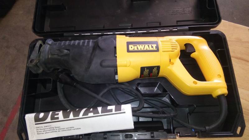 lot 3869 image: 12.0 AMP RECIPROCATING SAW KIT