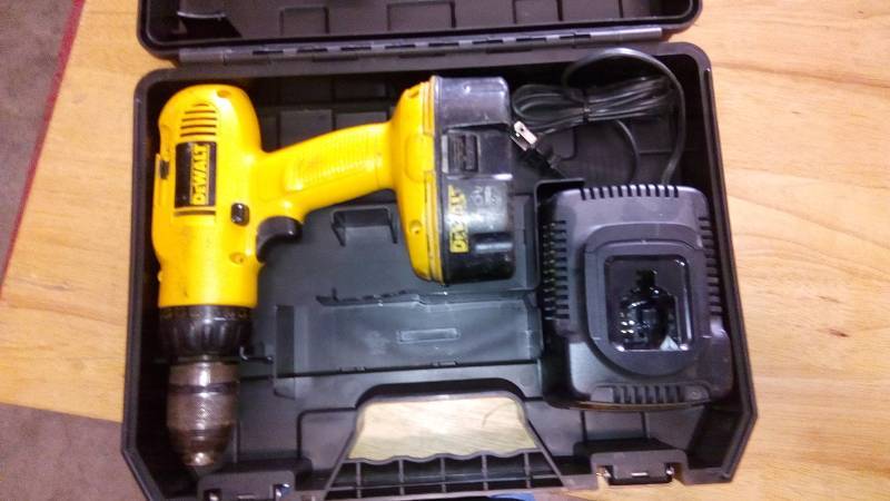 lot 3870 image: 12V 38 (10MM) CORDLESS COMPACT DRILLDRIVER KIT
