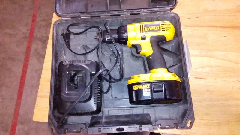 lot 3871 image: 18V 12 (13MM) CORDLESS COMPACT DRILLDRIVER KIT