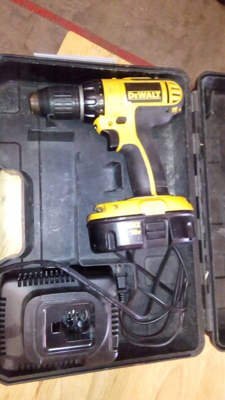lot 3872 image: 18V 12 (13MM) CORDLESS COMPACT DRILLDRIVER KIT