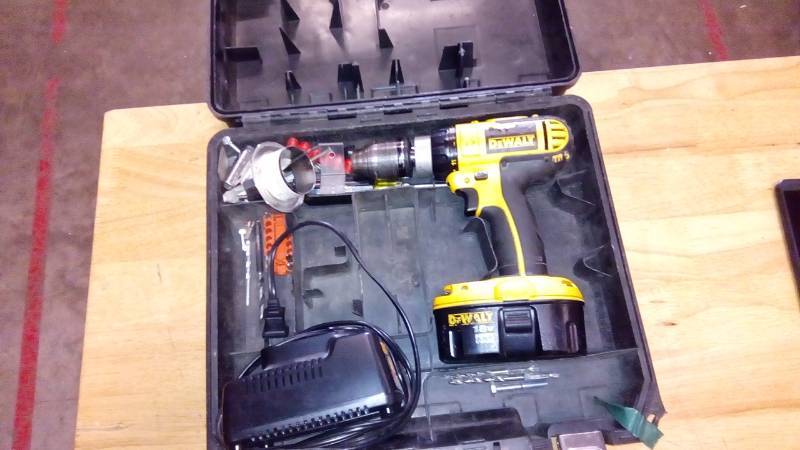 lot 3878 image: DeWALT 18 V Li-Ion 12 Cordless Hammer Drill