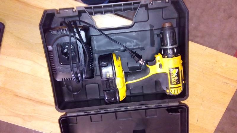 lot 3879 image: 18V 12 (13MM) CORDLESS COMPACT DRILLDRIVER KIT