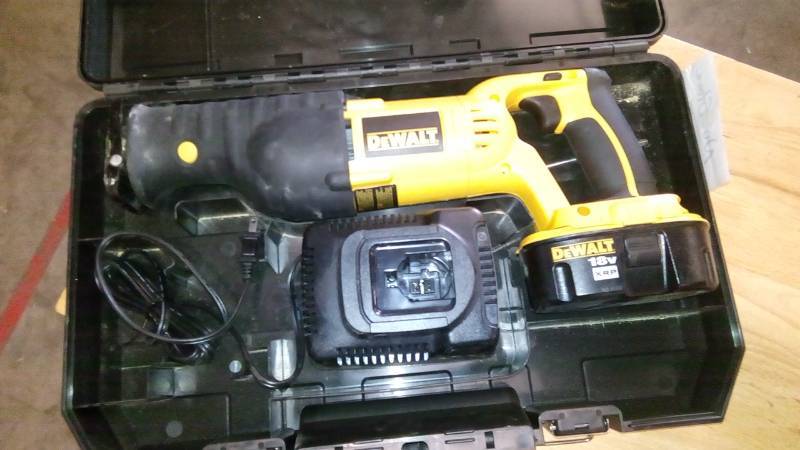 lot 3880 image: 18-Volt NiCd Cordless Reciprocating Saw Kit with Battery 2.4Ah, Charger and Case