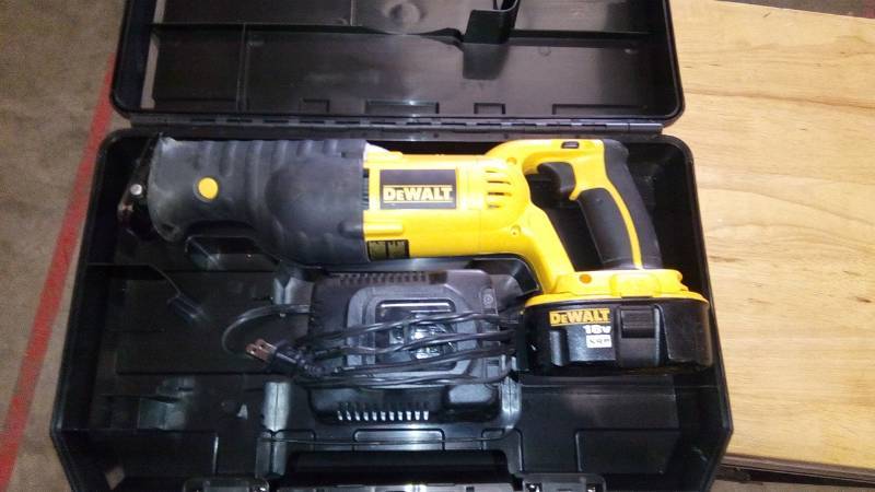 lot 3882 image: 18-Volt NiCd Cordless Reciprocating Saw Kit with Battery 2.4Ah, Charger and Case