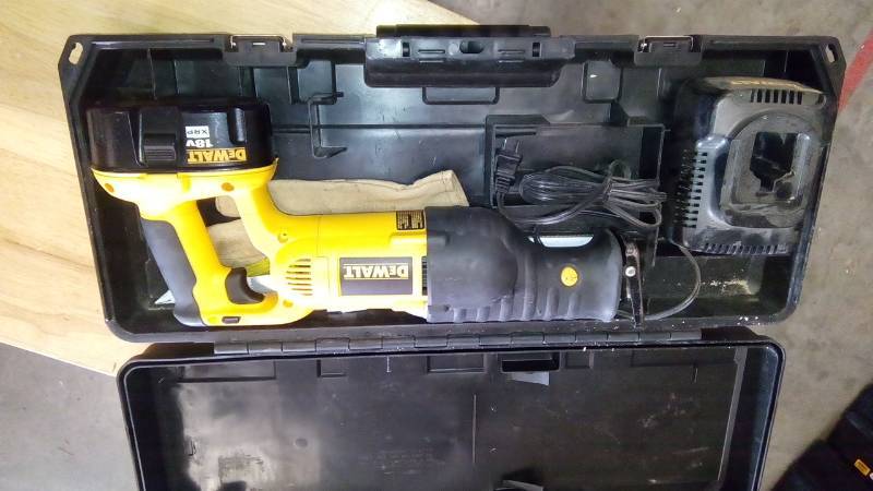lot 3884 image: 18-Volt NiCd Cordless Reciprocating Saw Kit with Battery 2.4Ah, Charger and Case