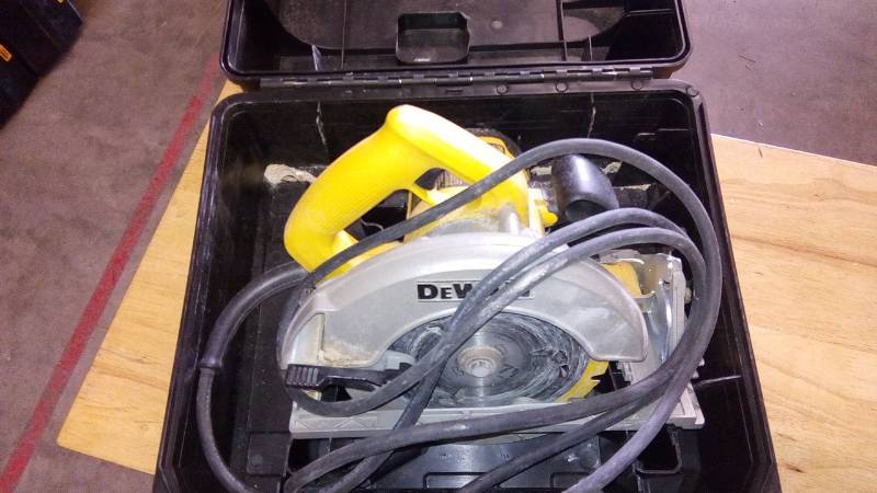 lot 3887 image: DEWALT 15-Amp 7-14-in Corded Circular Saw