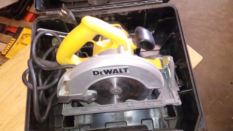lot 3888 image: DEWALT 15-Amp 7-14-in Corded Circular Saw