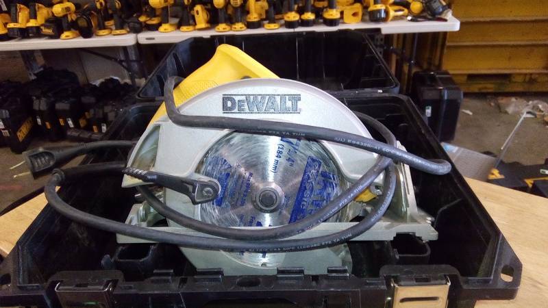 lot 3890 image: DEWALT 15-Amp 7-14-in Corded Circular Saw